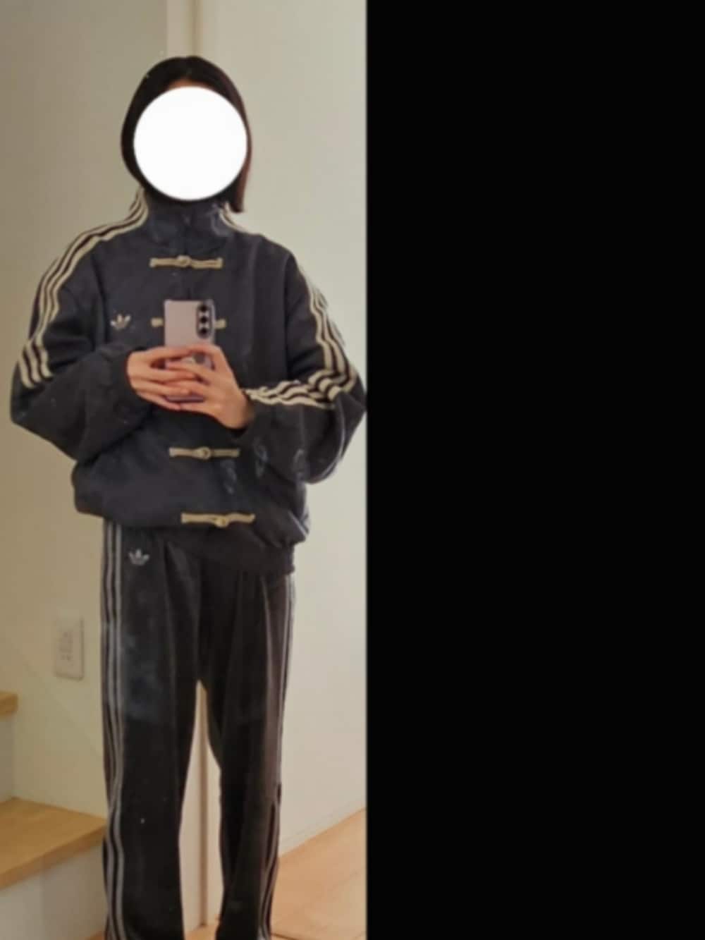 グレー系のその他パンツ、グレー系のジャージを着用したレディースの冬コーディネートの2枚目の写真