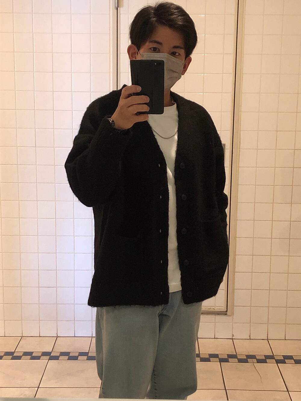 ブラック系のカーディガン/ボレロ、ブルー系のデニムパンツ、ホワイト系のTシャツ/カットソーを着用したメンズの秋コーディネートの2枚目の写真