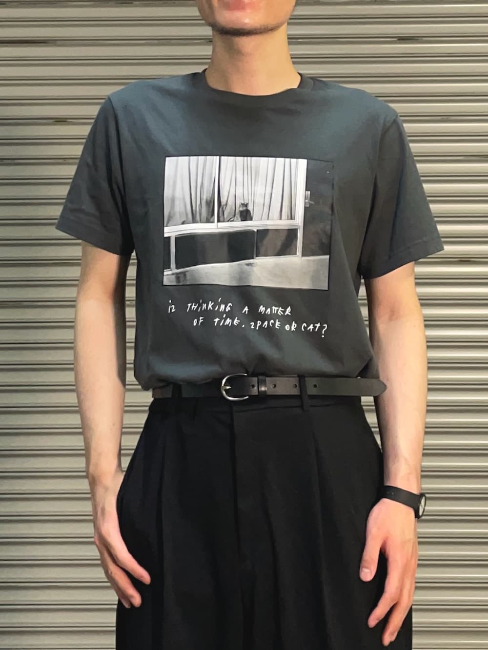 「UNIQLO、ユニクロ、UT、きれいめカジュアル、大人カジュアル、カジュアル、ワイドパンツ、Tシャツ、グラフィックＴ、シンプルコーデ、シンプル」｜「UNIQLOのアイテム（Tシャツ/カットソー、グレー系）」を使った、あら👤全身ユニクロさん（メンズ・176cm）の夏コーディネートの3枚目の写真