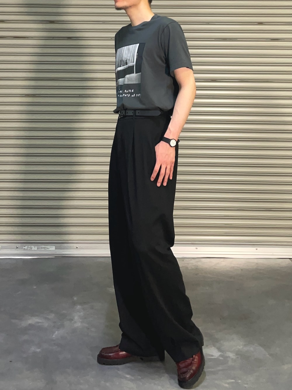 「UNIQLO、ユニクロ、UT、きれいめカジュアル、大人カジュアル、カジュアル、ワイドパンツ、Tシャツ、グラフィックＴ、シンプルコーデ、シンプル」｜「UNIQLOのアイテム（Tシャツ/カットソー、グレー系）」を使った、あら👤全身ユニクロさん（メンズ・176cm）の夏コーディネートの2枚目の写真