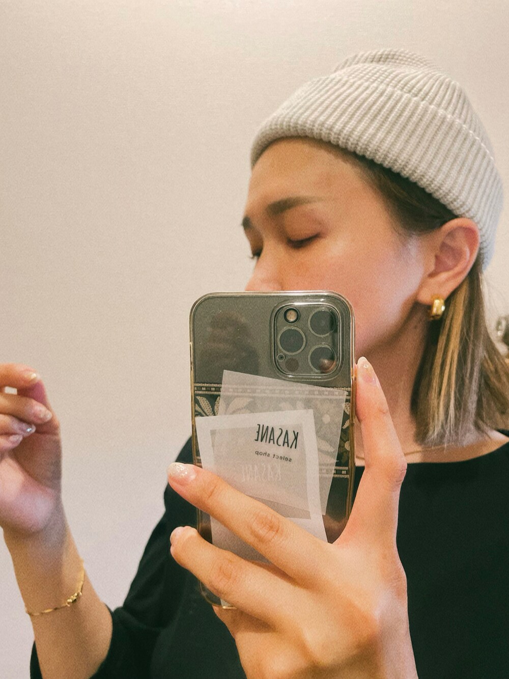 グリーン系のカーゴパンツ、ブラック系のTシャツ/カットソー、ゴールド系のピアス（両耳用）を着用したレディースの秋コーディネートの3枚目の写真