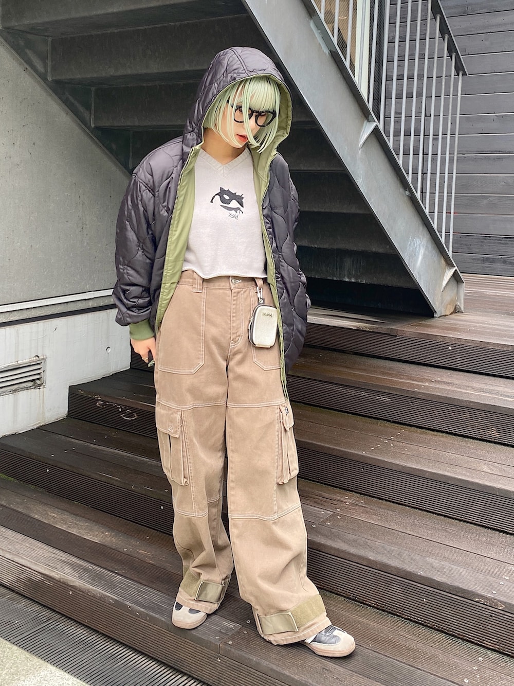 ベージュ系のパンツを着用したレディースの秋コーディネートの3枚目の写真