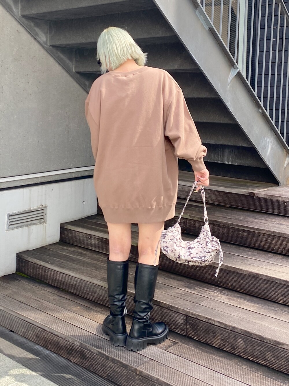 ブラウン系のスウェットを着用したレディースの秋コーディネートの4枚目の写真