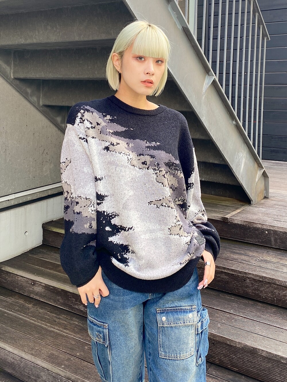 ブラック系のデニムジャケット、ブルー系のデニムパンツを着用したレディースの秋コーディネートの3枚目の写真