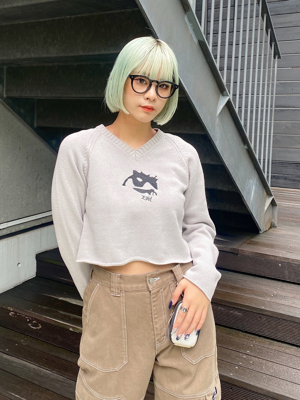 ベージュ系のパンツを着用したレディースの秋コーディネートの2枚目の写真