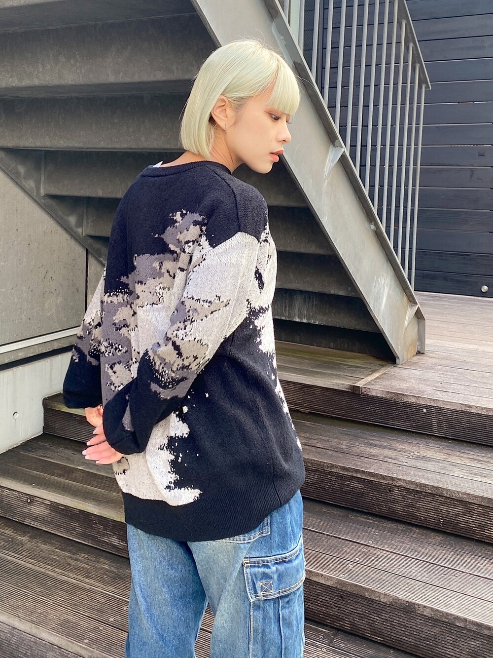 ブラック系のデニムジャケット、ブルー系のデニムパンツを着用したレディースの秋コーディネートの4枚目の写真