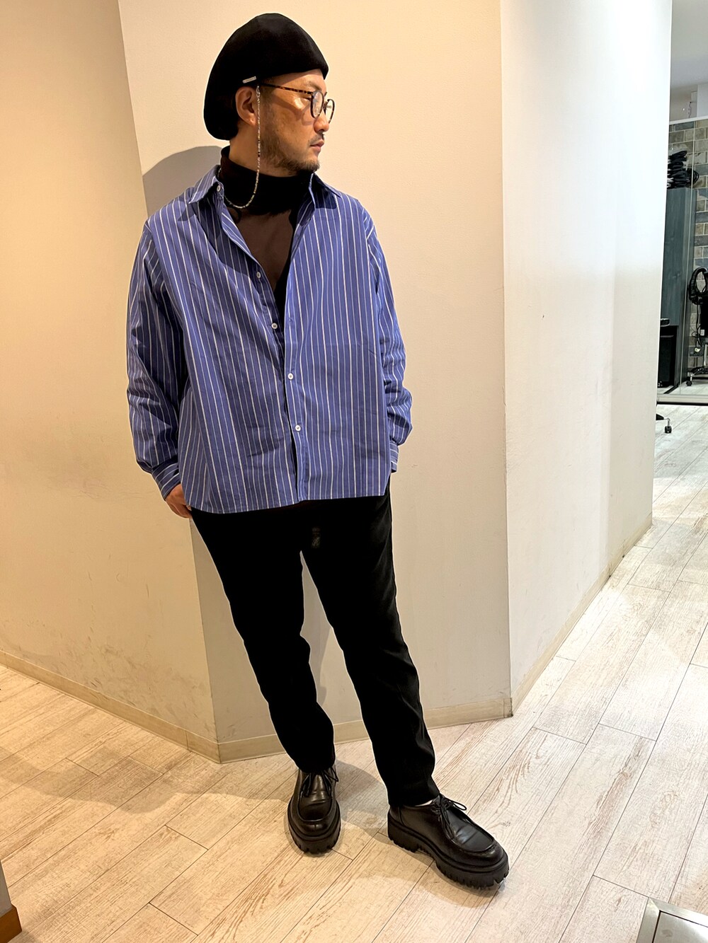 「ファッションを楽しもう、シンプルスタイル、大人コーデ、秋コーデ、シンプル、休日スタイル、秋冬コーデ、ブーツ、タートルネック、厚底シューズ、オトナカジュアル、ローファー、メガネ男子、大人カジュアル、きれいめカジュアル」｜「glabellaのglabella/グラベラ 厚底タンクソール デッキシューズ（モカシン/デッキシューズ、ブラック系）」を使った、ミナト／ちょいデブでも細く見えるコーデさん（メンズ・171cm）の秋コーディネートの2枚目の写真