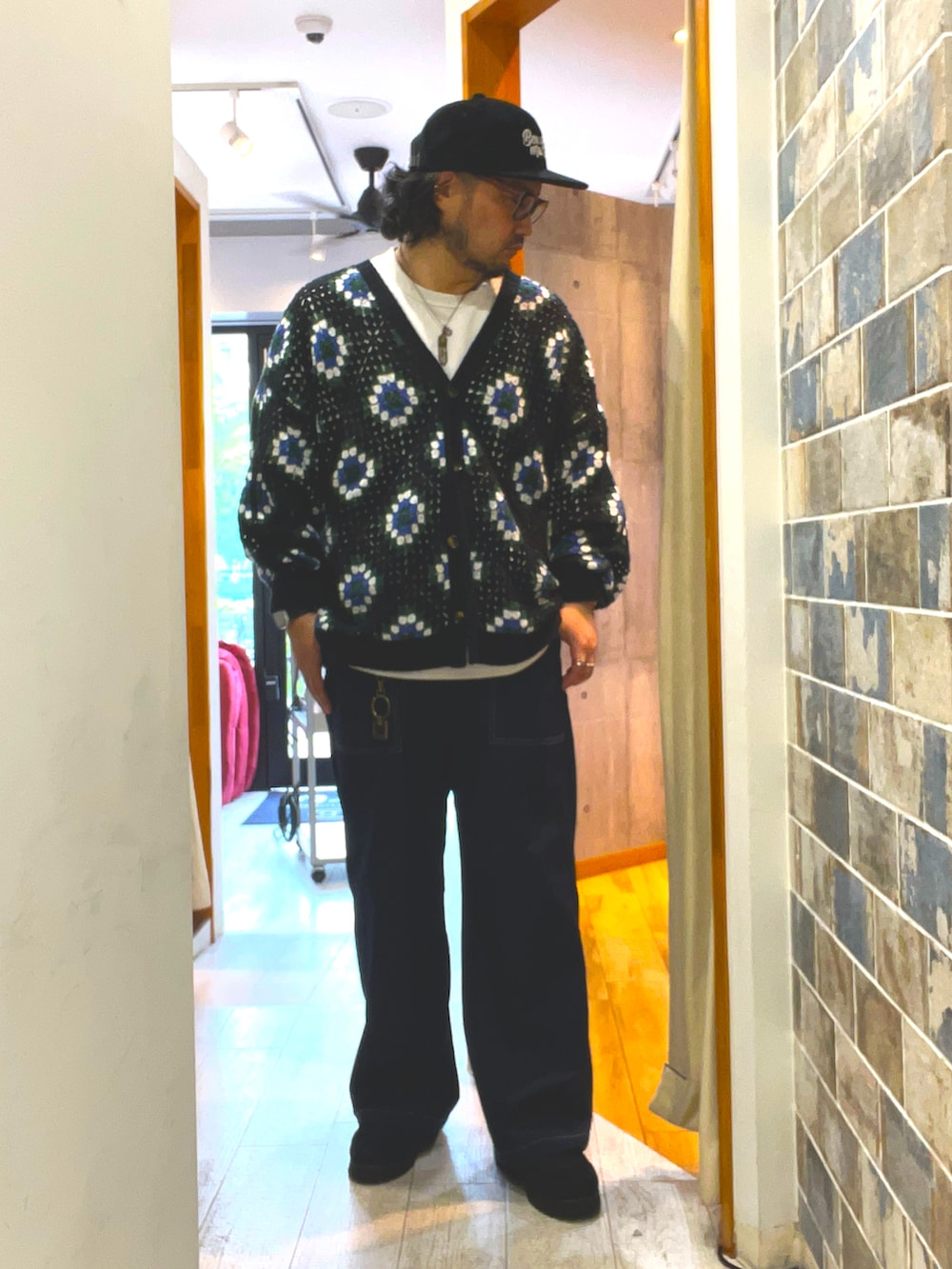 「やっぱり帽子が好き、柄シャツ、サングラス、レイヤードスタイル、ワイドパンツ、夏だ！Tシャツ着よう！、初夏コーデ、Tシャツ、休日コーデ、アメカジコーデ、大人カジュアル、メガネ男子、オトナカジュアル、大人コーデ、きれいめカジュアル」｜「WETTEMPTのDIAL MOCCASIN SHOES / ダイヤルモカシンシューズ（モカシン/デッキシューズ、ブラック系）」を使った、ミナト／ちょいデブでも細く見えるコーデさん（メンズ・171cm）の春コーディネートの2枚目の写真