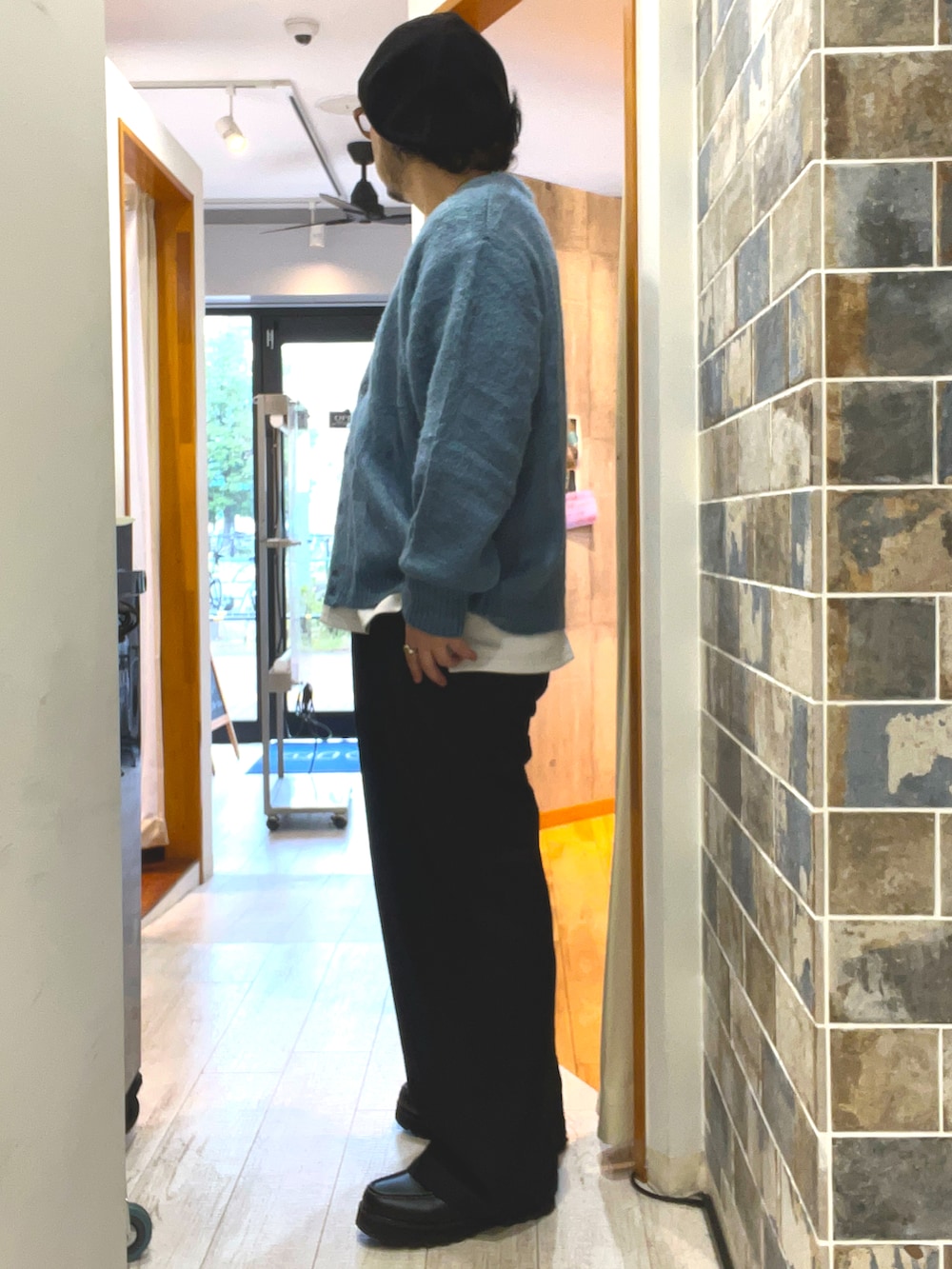 「ニット、古着MIX、シンプルスタイル、オトナカジュアル、秋服、ストリート、大人コーデ、淡色コーデ、キレイめ、タッセルローファー、ベレー帽、ベレー帽×メガネ、ワイドパンツ、モノトーンコーデ、カーディガン」｜「DedesのDedes / ハイソールタッセルローファー(6313)（ローファー、ブラック系）」を使った、ミナト／ちょいデブでも細く見えるコーデさん（メンズ・171cm）の秋コーディネートの3枚目の写真