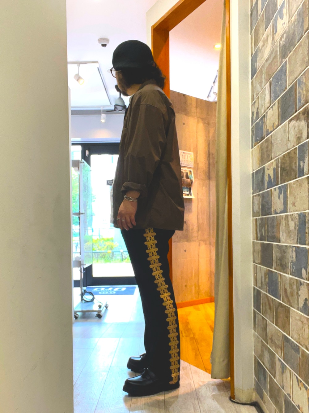 「柄シャツ、レイヤードスタイル、白Tシャツ、シンプルスタイル、ジャージ、シャツ好き集まれ、40代ファッション、大人カジュアルコーデ、メガネ男子、ベレー帽、ベレー帽×メガネ、大人カジュアル、オトナカジュアル、アメカジ、大人アメカジ」｜「スワングアムのアイテム（スウェットパンツ、ブラック系）」を使った、ミナト／ちょいデブでも細く見えるコーデさん（メンズ・171cm）の夏コーディネートの5枚目の写真
