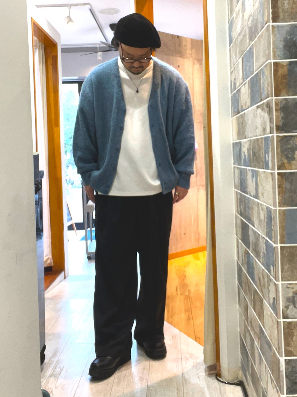 「ニット、古着MIX、シンプルスタイル、オトナカジュアル、秋服、ストリート、大人コーデ、淡色コーデ、キレイめ、タッセルローファー、ベレー帽、ベレー帽×メガネ、ワイドパンツ、モノトーンコーデ、カーディガン」｜「DedesのDedes / ハイソールタッセルローファー(6313)（ローファー、ブラック系）」を使った、ミナト／ちょいデブでも細く見えるコーデさん（メンズ・171cm）の秋コーディネートの2枚目の写真