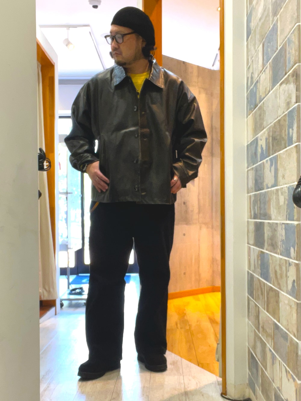 ブラック系のその他パンツ、ブラック系のモカシン/デッキシューズ、ブラック系のブルゾンを着用したメンズの冬コーディネートの2枚目の写真