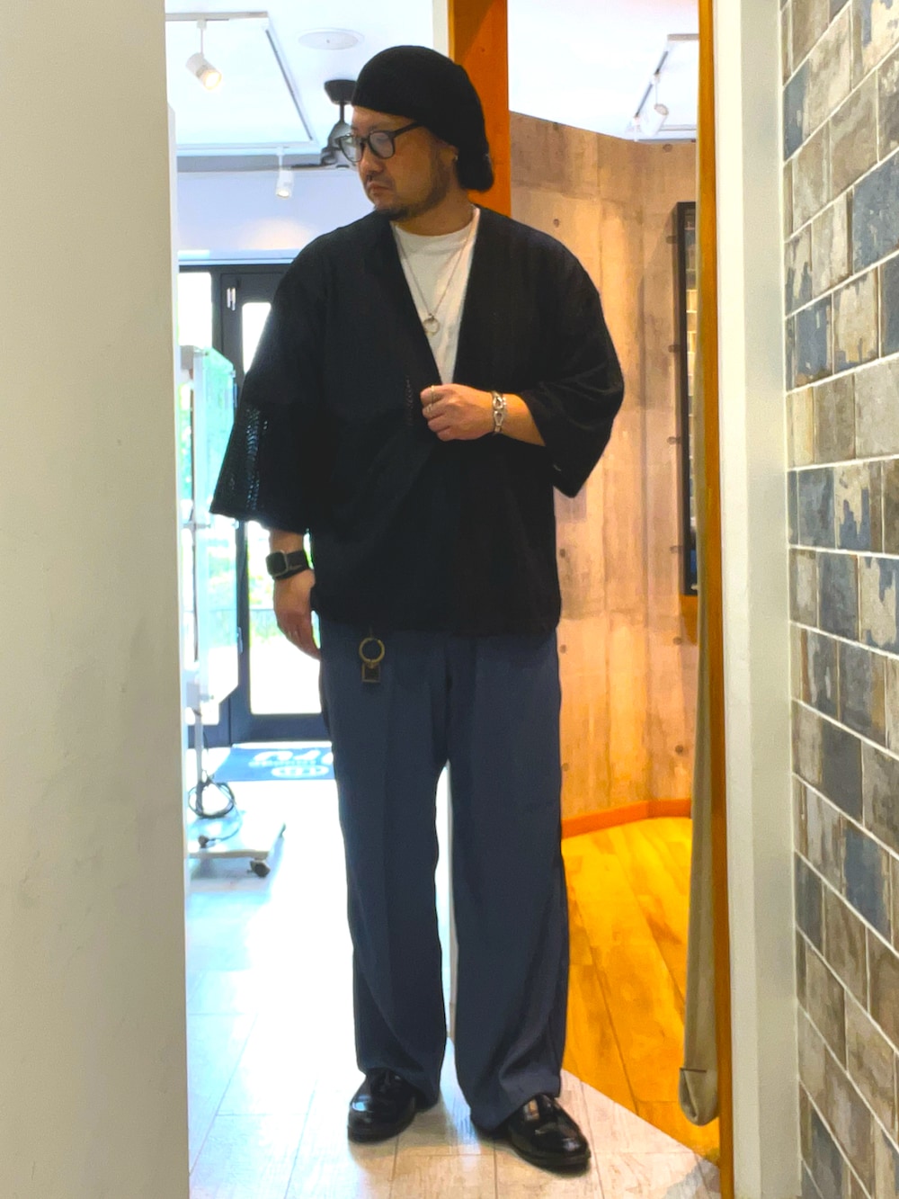 「やっぱり帽子が好き、レイヤードスタイル、ワイドパンツ、白Tシャツ、大人カジュアル、夏服、きれいめカジュアル、爽やかコーデ、メガネ男子、キレイめカジュアル、ベレー帽、ベレー帽×メガネ、大人コーデ、タッセルローファー、カーディガン」｜「UNITED ARROWSの＜UNITED ARROWS＞ ESP レザー タッセル ローファー 1（ローファー、ブラック系）」を使った、ミナト／ちょいデブでも細く見えるコーデさん（メンズ・171cm）の春コーディネートの2枚目の写真