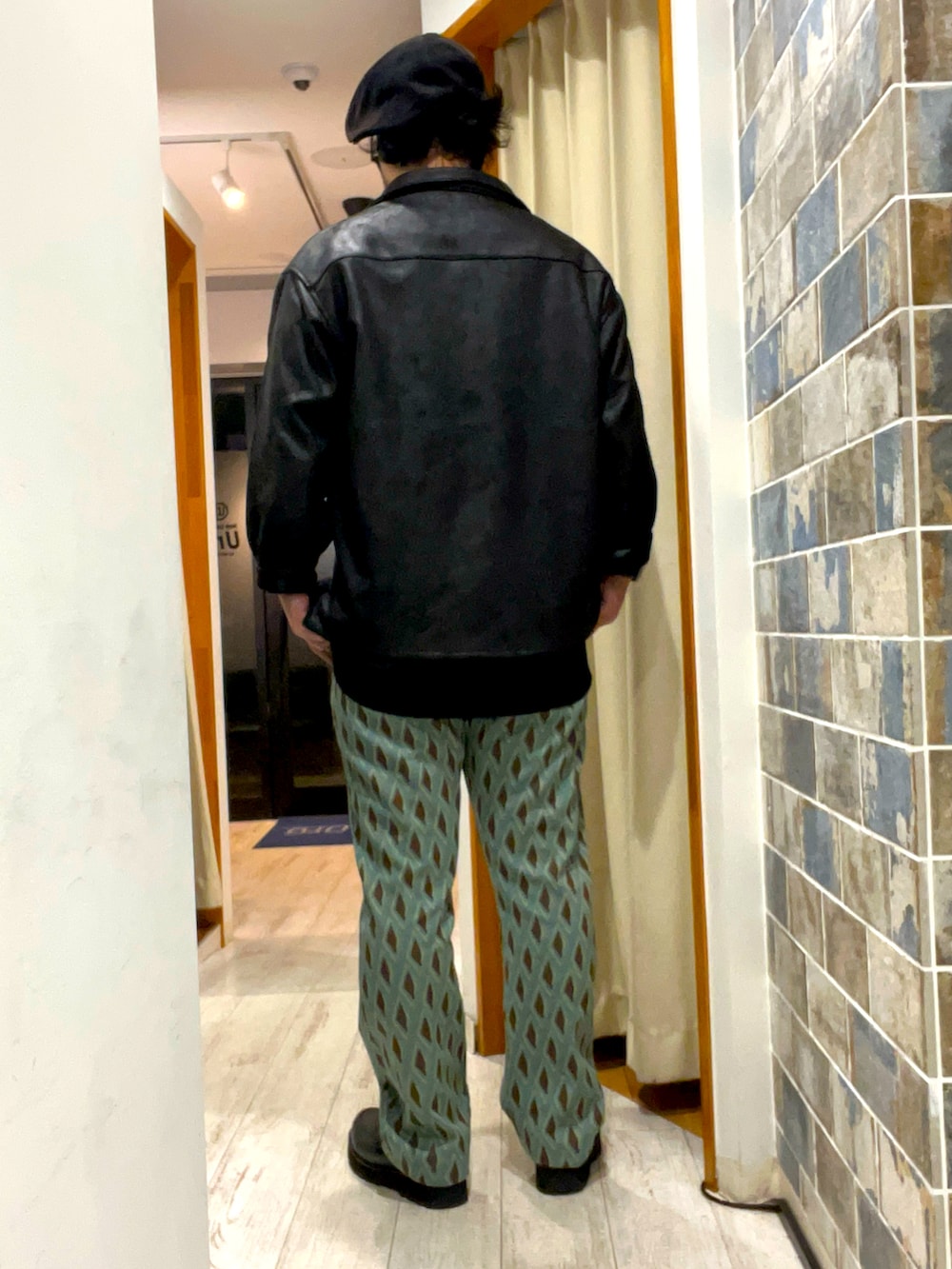 「レザー、オトナカジュアル、休日コーデ、キレイめ、ジャケット、40代ファッション、ガラパン、柄パンツ、NEEDLES、きれいめカジュアル、きれいめ、レイヤードスタイル、ベレー帽×メガネ、ベレー帽、タッセルローファー」｜「NeedlesのSide Tab Trouser - Argyle Jq.（パンツ、その他）」を使った、ミナト／ちょいデブでも細く見えるコーデさん（メンズ・171cm）の秋コーディネートの3枚目の写真