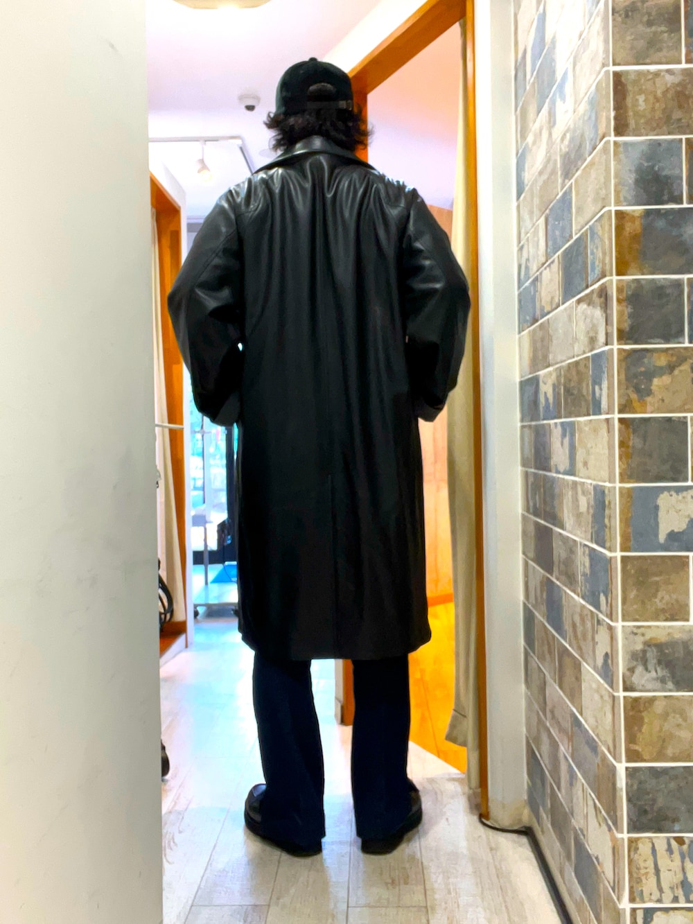 「クリスマスに着たい服、秋冬コーデ、休日スタイル、冬アウター、モノトーンコーデ、メガネ男子、レザージャケット、レザーコート、きれいめカジュアル、キレイめ、大人カジュアル、大人コーデ、キャップ、フレアパンツ、ニット」｜「DedesのDedes / ハイソールタッセルローファー(6313)（ローファー、ブラック系）」を使った、ミナト／ちょいデブでも細く見えるコーデさん（メンズ・171cm）の冬コーディネートの3枚目の写真