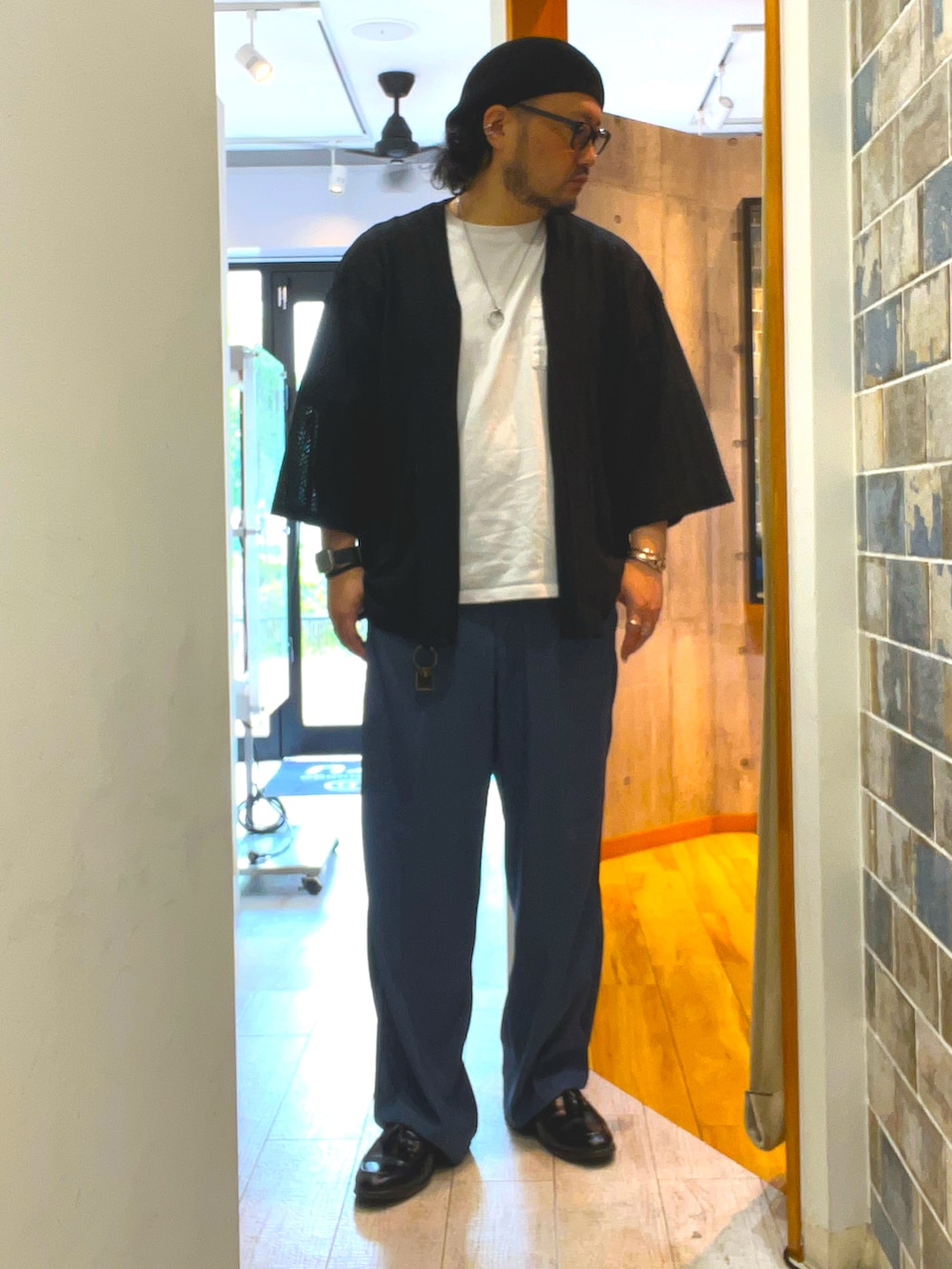 「やっぱり帽子が好き、レイヤードスタイル、ワイドパンツ、白Tシャツ、大人カジュアル、夏服、きれいめカジュアル、爽やかコーデ、メガネ男子、キレイめカジュアル、ベレー帽、ベレー帽×メガネ、大人コーデ、タッセルローファー、カーディガン」｜「UNITED ARROWSの＜UNITED ARROWS＞ ESP レザー タッセル ローファー 1（ローファー、ブラック系）」を使った、ミナト／ちょいデブでも細く見えるコーデさん（メンズ・171cm）の春コーディネートの4枚目の写真