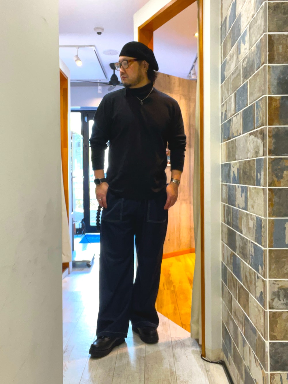 「冬コーデ、ホワイトコーデ、クリスマスに着たい服、マイベストコーデ2024、冬アウター、シンプルコーデ、ロンT、ワイドパンツ、きれいめカジュアル、キレイめ、大人カジュアル、オトナカジュアル、ベレー帽×メガネ、ベレー帽、白シャツ」｜「WETTEMPTのSTITCH EASY SLACKS /ステッチイージースラックス（スラックス、グレー系）」を使った、ミナト／ちょいデブでも細く見えるコーデさん（メンズ・171cm）の冬コーディネートの3枚目の写真