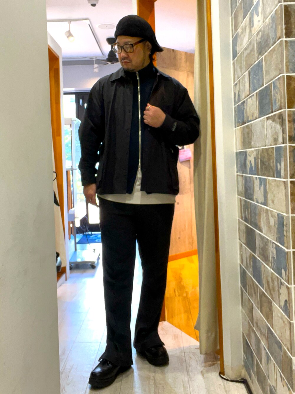 「最近のいい感じコーデ、タートルネック、メンズファッション、レイヤードスタイル、モノトーン、大人カジュアル、メンズコーデ、サングラス、ベレー帽、ベレー帽×メガネ、きれいめカジュアル、オトナカジュアル、フレアパンツ、ドライバーズニット、ジャケット」｜「glabellaの超厚底 タンクソール チロリアンシューズ（ドレスシューズ、ブラック系）」を使った、ミナト／ちょいデブでも細く見えるコーデさん（メンズ・171cm）の秋コーディネートの2枚目の写真