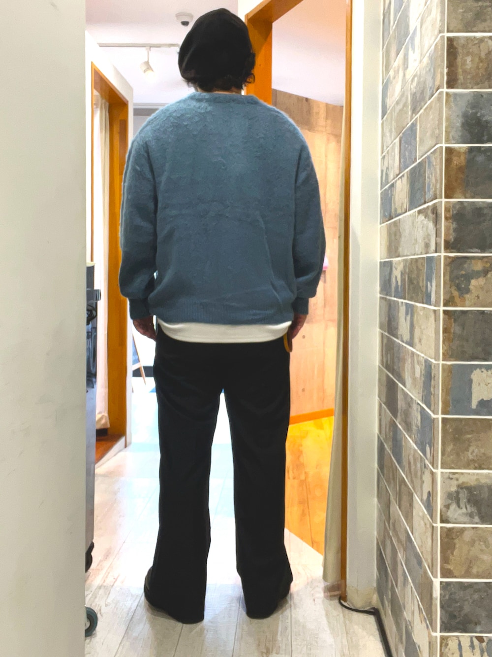 「ニット、古着MIX、シンプルスタイル、オトナカジュアル、秋服、ストリート、大人コーデ、淡色コーデ、キレイめ、タッセルローファー、ベレー帽、ベレー帽×メガネ、ワイドパンツ、モノトーンコーデ、カーディガン」｜「DedesのDedes / ハイソールタッセルローファー(6313)（ローファー、ブラック系）」を使った、ミナト／ちょいデブでも細く見えるコーデさん（メンズ・171cm）の秋コーディネートの4枚目の写真