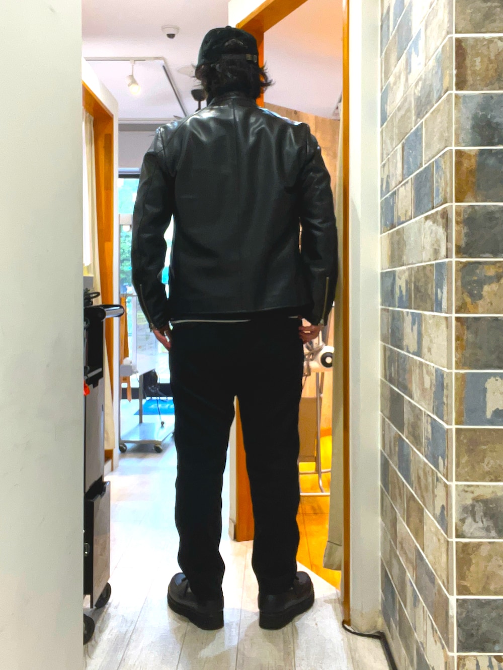 「レザー、秋冬コーデ、オトナカジュアル、メンズファッション、シンプル、シンプルコーデ、グラミチ、ライダース、キャップ、アメカジ、アメカジコーデ、カシラ、ニット、メガネ男子、大人カジュアル」｜「DedesのDedes / ハイソールタッセルローファー(6313)（ローファー、ブラック系）」を使った、ミナト／ちょいデブでも細く見えるコーデさん（メンズ・171cm）の秋コーディネートの4枚目の写真