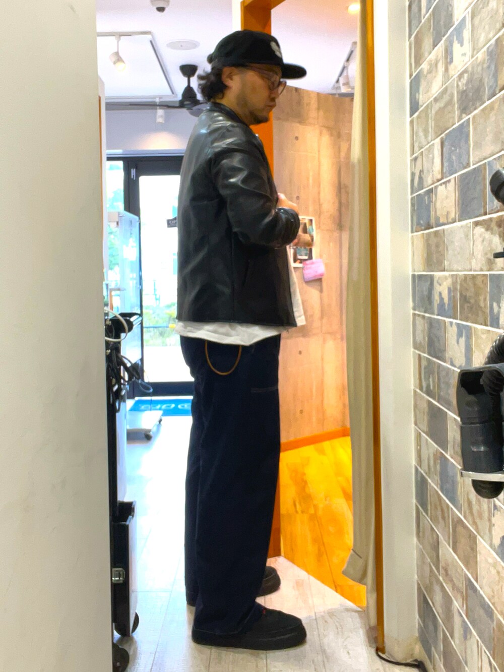 「レザー、大人コーデ、シンプルスタイル、ストリートコーデ、秋服、冬服、古着MIX、休日コーデ、キレイめ、ライダース、ワイドパンツ、アメカジ、キャップ、オトナカジュアル、レザージャケット」｜「CONVERSEのアイテム（スニーカー、ブラック系）」を使った、ミナト／ちょいデブでも細く見えるコーデさん（メンズ・171cm）の秋コーディネートの3枚目の写真