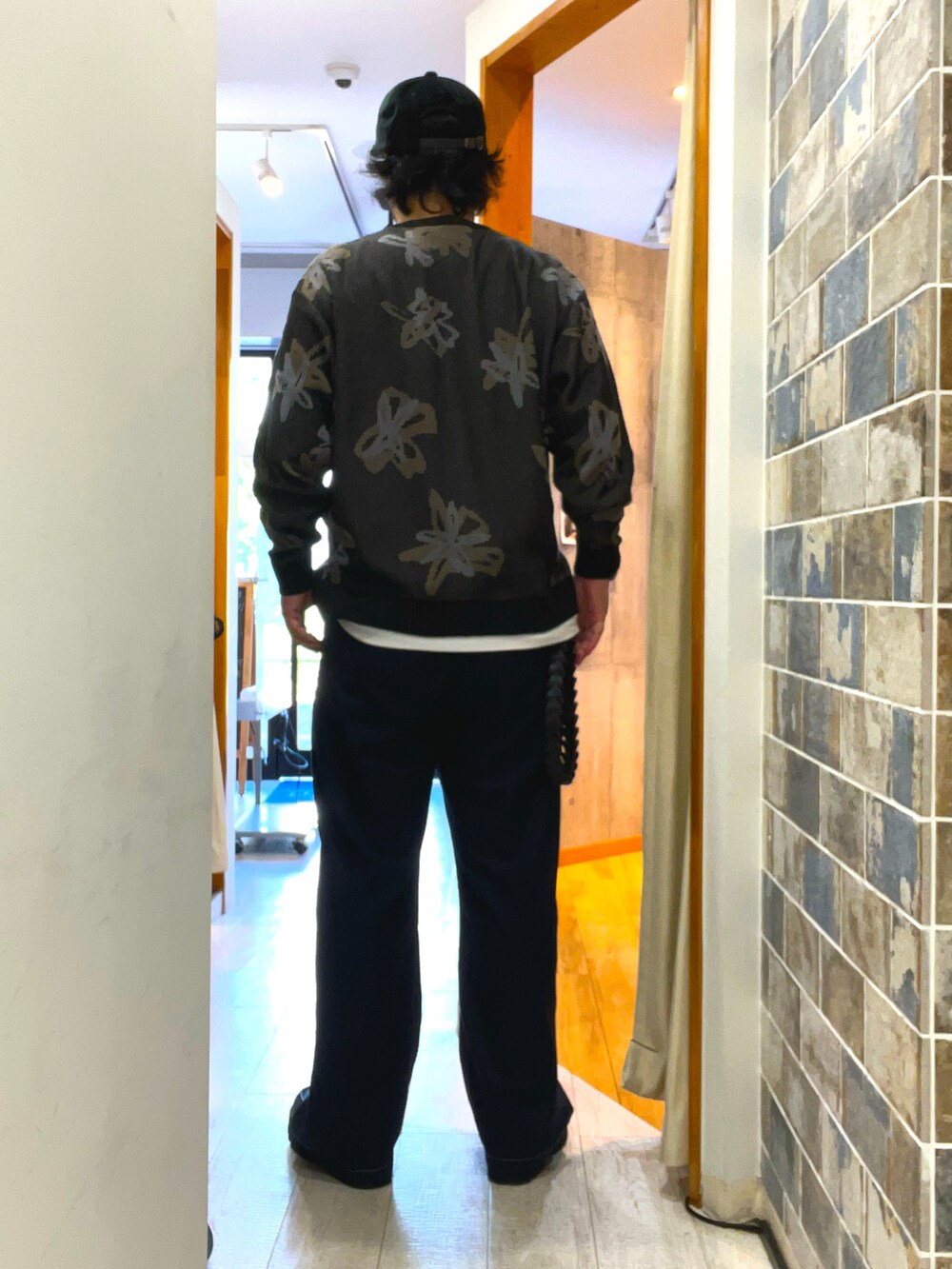 「ニット、レザー、古着MIX、秋服、キレイめ、革靴、ストリートコーデ、デニムパンツ、いいね、save、フォローお願いします🤑、着回しコーデ、ワイドパンツ、キャップ、オトナカジュアル、カーディガン、アメカジ」｜「WETTEMPTのDIAL MOCCASIN SHOES / ダイヤルモカシンシューズ（モカシン/デッキシューズ、ブラック系）」を使った、ミナト／ちょいデブでも細く見えるコーデさん（メンズ・171cm）の秋コーディネートの4枚目の写真