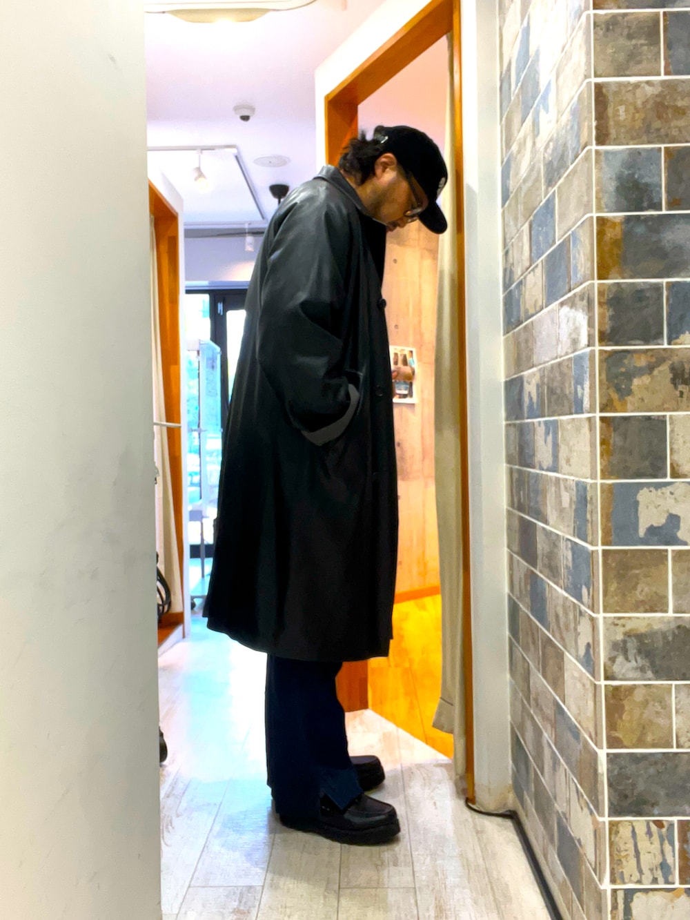 「クリスマスに着たい服、秋冬コーデ、休日スタイル、冬アウター、モノトーンコーデ、メガネ男子、レザージャケット、レザーコート、きれいめカジュアル、キレイめ、大人カジュアル、大人コーデ、キャップ、フレアパンツ、ニット」｜「DedesのDedes / ハイソールタッセルローファー(6313)（ローファー、ブラック系）」を使った、ミナト／ちょいデブでも細く見えるコーデさん（メンズ・171cm）の冬コーディネートの2枚目の写真