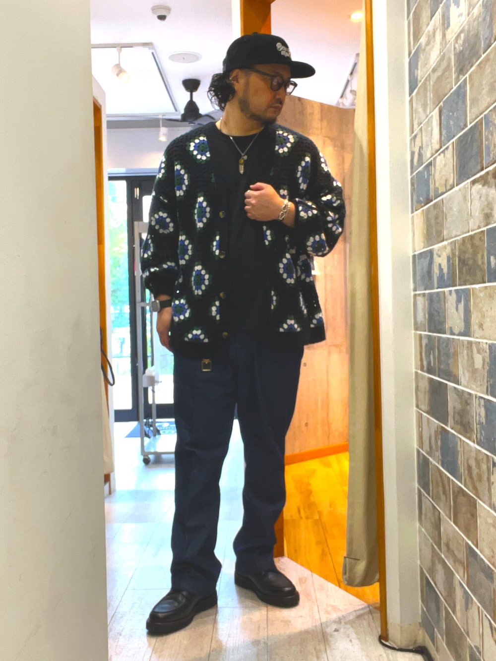 「やっぱり帽子が好き、柄シャツ、レイヤードスタイル、初夏コーデ、春夏コーデ、革靴、バリー、キャツプ、メガネ男子、アメカジ、きれいめカジュアル、大人カジュアル、大人アメカジ、デニムパンツ、ビックマック」｜「BALLYのGYLES（ローファー、ブラック系）」を使った、ミナト／ちょいデブでも細く見えるコーデさん（メンズ・171cm）の春コーディネートの3枚目の写真