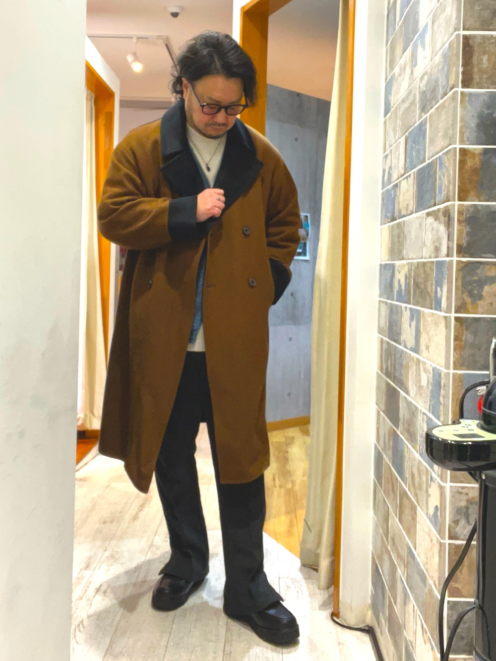 「冬コーデ、クリスマスに着たい服、マイベストコーデ2024、お出かけコーデ、オトナカジュアル、冬服、カジュアルコーデ、フレアパンツ、メガネ男子、トレンチコート、チェスターコート、カーディガン、きれいめカジュアル、大人カジュアル、きれいめコーディネート」｜「glabellaの超厚底 タンクソール チロリアンシューズ（ドレスシューズ、ブラック系）」を使った、ミナト／ちょいデブでも細く見えるコーデさん（メンズ・171cm）の冬コーディネートの3枚目の写真