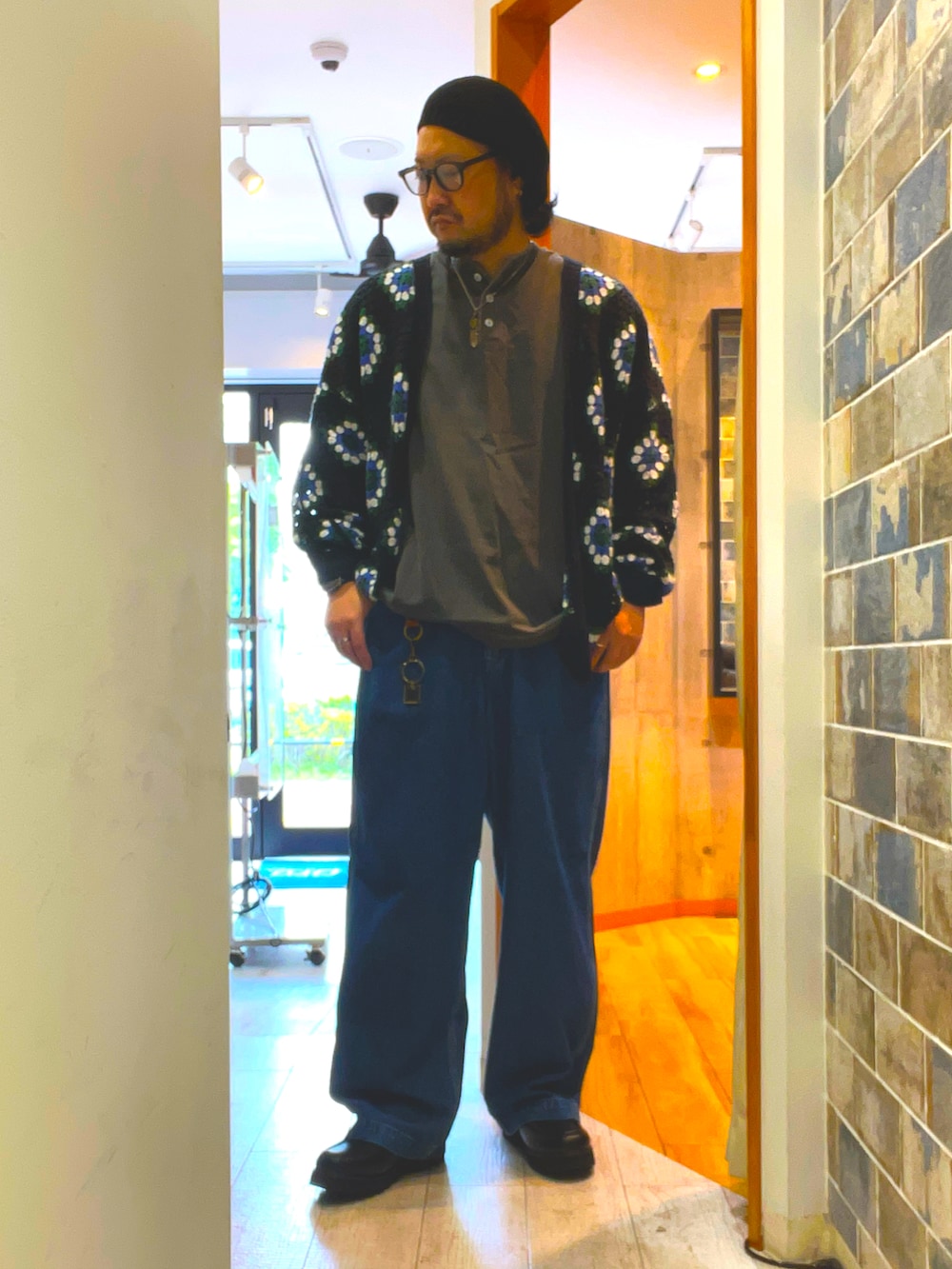 「やっぱり帽子が好き、アメカジ、柄シャツ、ワイドパンツ、黒Tシャツ、デニム、カジュアル、夏コーデ、Tシャツコーデ、デニムコーデ、デニムパンツ、ビックマック、ベレー帽、ベレー帽×メガネ、大人カジュアル」｜「BALLYのGYLES（ローファー、ブラック系）」を使った、ミナト／ちょいデブでも細く見えるコーデさん（メンズ・171cm）の春コーディネートの2枚目の写真