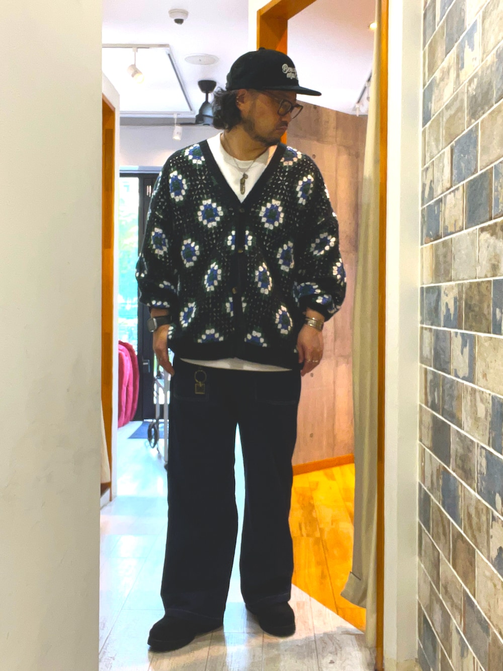 「やっぱり帽子が好き、柄シャツ、サングラス、レイヤードスタイル、ワイドパンツ、夏だ！Tシャツ着よう！、初夏コーデ、Tシャツ、休日コーデ、アメカジコーデ、大人カジュアル、メガネ男子、オトナカジュアル、大人コーデ、きれいめカジュアル」｜「WETTEMPTのDIAL MOCCASIN SHOES / ダイヤルモカシンシューズ（モカシン/デッキシューズ、ブラック系）」を使った、ミナト／ちょいデブでも細く見えるコーデさん（メンズ・171cm）の春コーディネートの4枚目の写真