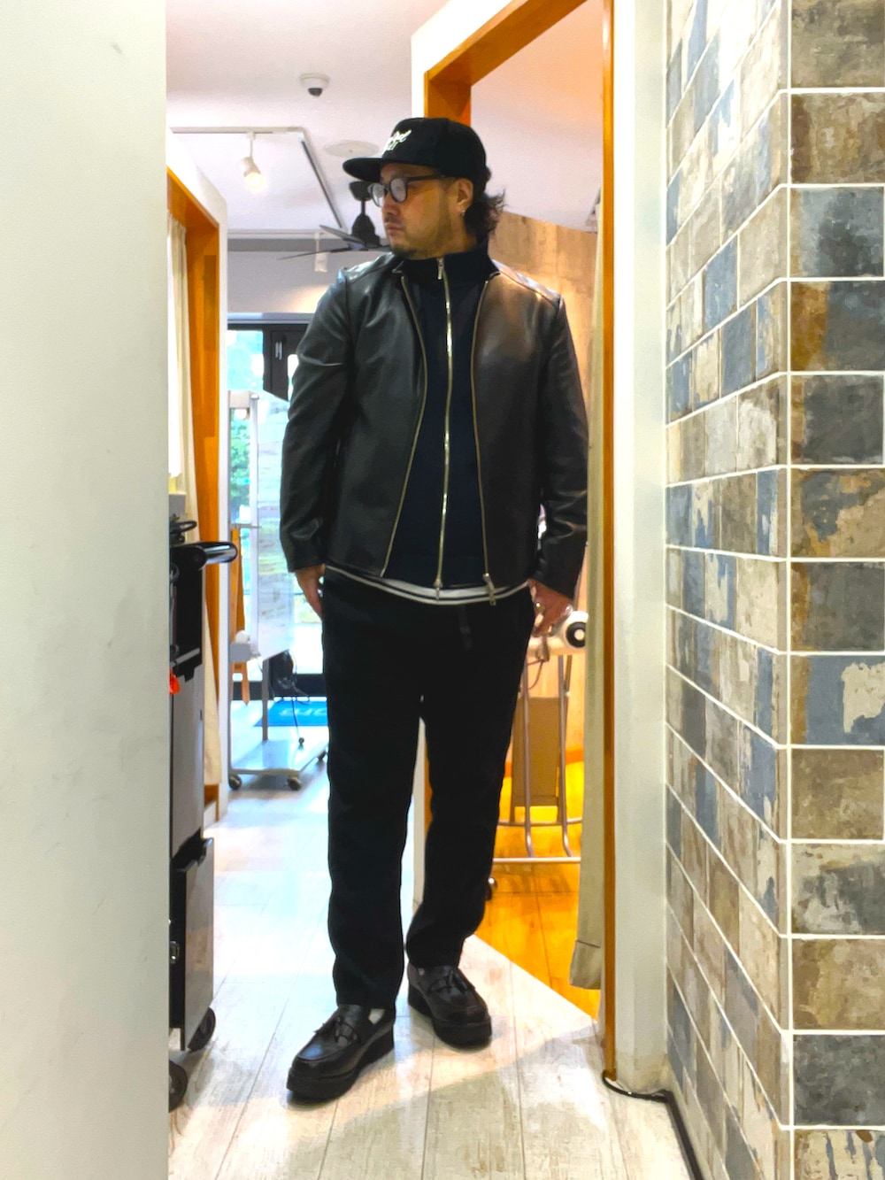 「レザー、秋冬コーデ、オトナカジュアル、メンズファッション、シンプル、シンプルコーデ、グラミチ、ライダース、キャップ、アメカジ、アメカジコーデ、カシラ、ニット、メガネ男子、大人カジュアル」｜「DedesのDedes / ハイソールタッセルローファー(6313)（ローファー、ブラック系）」を使った、ミナト／ちょいデブでも細く見えるコーデさん（メンズ・171cm）の秋コーディネートの2枚目の写真