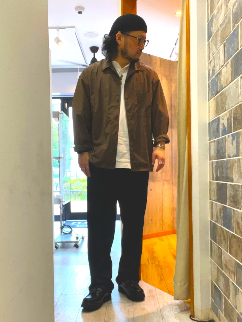 「柄シャツ、レイヤードスタイル、白Tシャツ、シンプルスタイル、ジャージ、シャツ好き集まれ、40代ファッション、大人カジュアルコーデ、メガネ男子、ベレー帽、ベレー帽×メガネ、大人カジュアル、オトナカジュアル、アメカジ、大人アメカジ」｜「スワングアムのアイテム（スウェットパンツ、ブラック系）」を使った、ミナト／ちょいデブでも細く見えるコーデさん（メンズ・171cm）の夏コーディネートの2枚目の写真