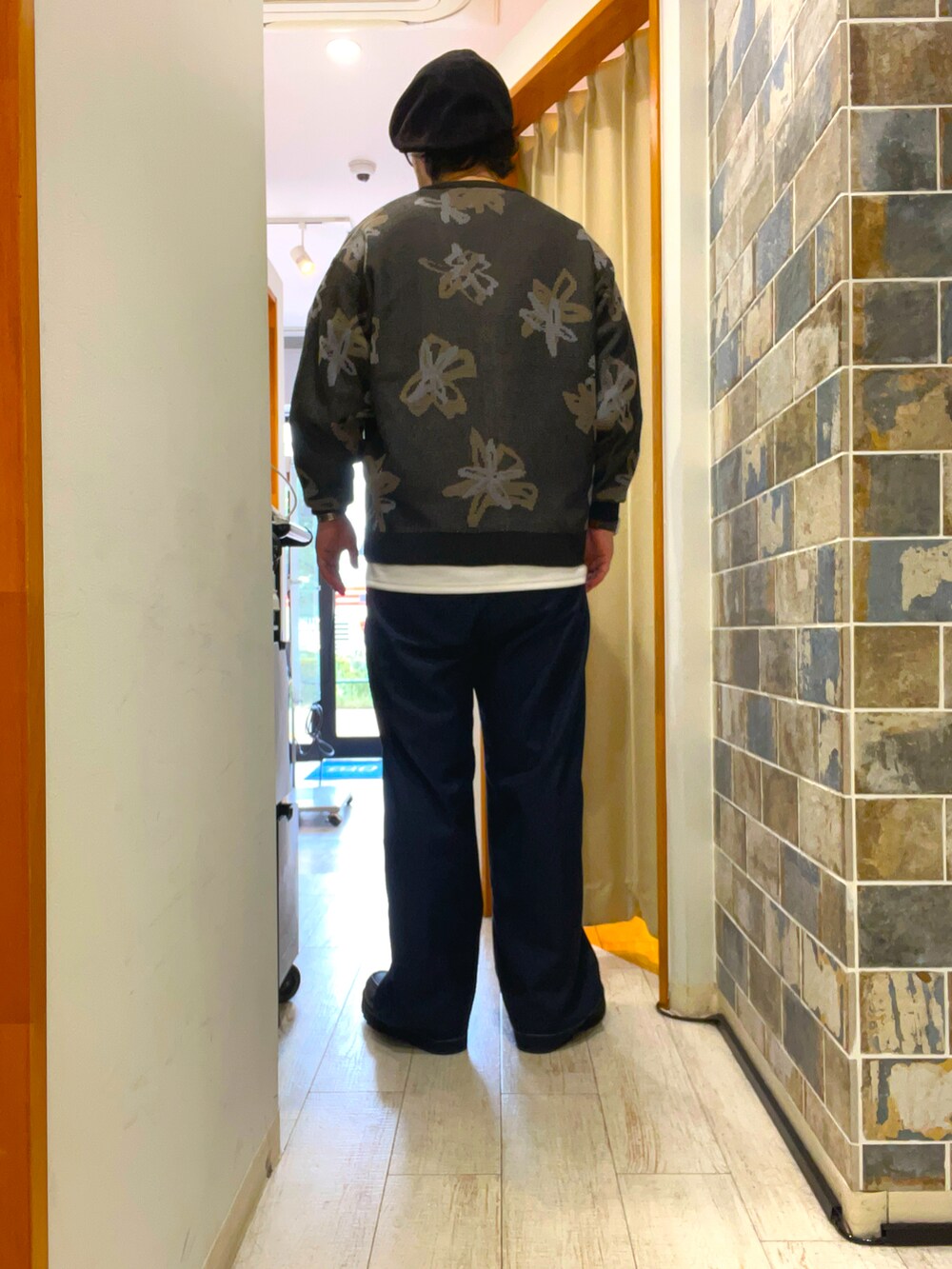 「秋コーデ、シンプルスタイル、秋服、カジュアルコーデ、ワイドパンツ、キレイめカジュアル、きれいめカジュアル、キレイめ、大人カジュアル、大人コーデ、ベレー帽×メガネ、ベレー帽、ワイドスラックス、カーディガン、柄カーディガン」｜「DedesのDedes / ハイソールタッセルローファー(6313)（ローファー、ブラック系）」を使った、ミナト／ちょいデブでも細く見えるコーデさん（メンズ・171cm）の秋コーディネートの3枚目の写真