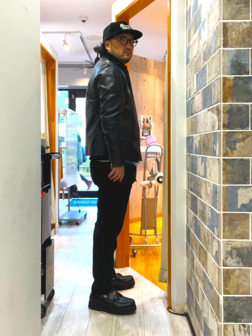 「レザー、秋冬コーデ、オトナカジュアル、メンズファッション、シンプル、シンプルコーデ、グラミチ、ライダース、キャップ、アメカジ、アメカジコーデ、カシラ、ニット、メガネ男子、大人カジュアル」｜「DedesのDedes / ハイソールタッセルローファー(6313)（ローファー、ブラック系）」を使った、ミナト／ちょいデブでも細く見えるコーデさん（メンズ・171cm）の秋コーディネートの3枚目の写真