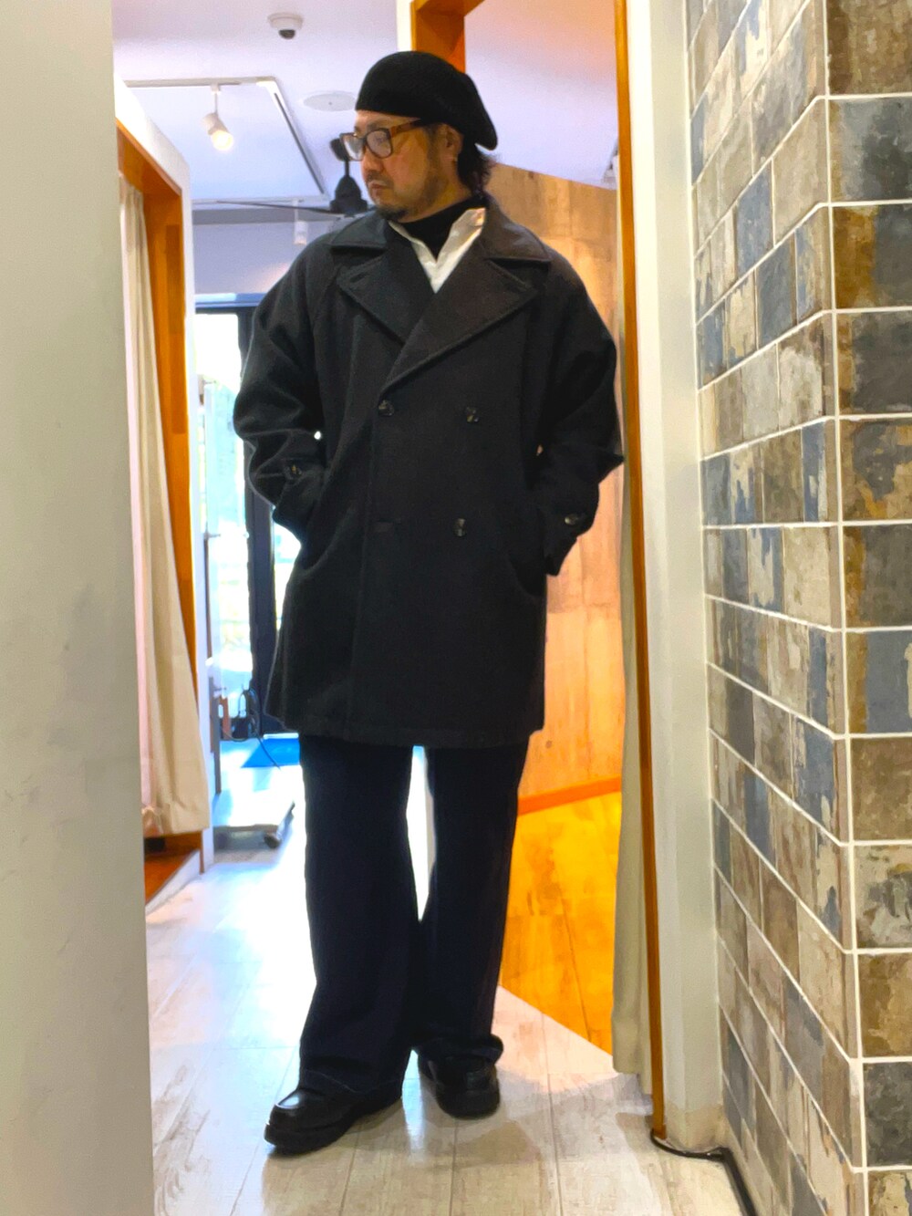 「冬コーデ、ホワイトコーデ、クリスマスに着たい服、マイベストコーデ2024、冬アウター、シンプルコーデ、ロンT、ワイドパンツ、きれいめカジュアル、キレイめ、大人カジュアル、オトナカジュアル、ベレー帽×メガネ、ベレー帽、白シャツ」｜「WETTEMPTのSTITCH EASY SLACKS /ステッチイージースラックス（スラックス、グレー系）」を使った、ミナト／ちょいデブでも細く見えるコーデさん（メンズ・171cm）の冬コーディネートの5枚目の写真