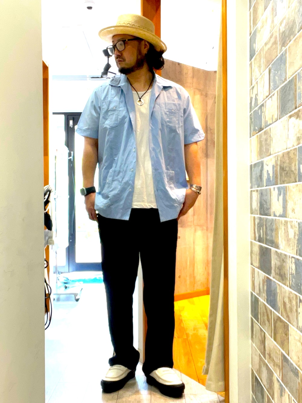 「レイヤードスタイル、メンズファッション、休日コーデ、40代コーデ、40代、シャツスタイル、おでかけコーデ、シャツコーデ、リラックススタイル、トラックパンツ、大人コーデ、アメカジ、大人カジュアル、大人アメカジ、コンバース」｜「CA4LAのWHIM（ハット、ベージュ系）」を使った、ミナト／ちょいデブでも細く見えるコーデさん（メンズ・171cm）の夏コーディネートの3枚目の写真