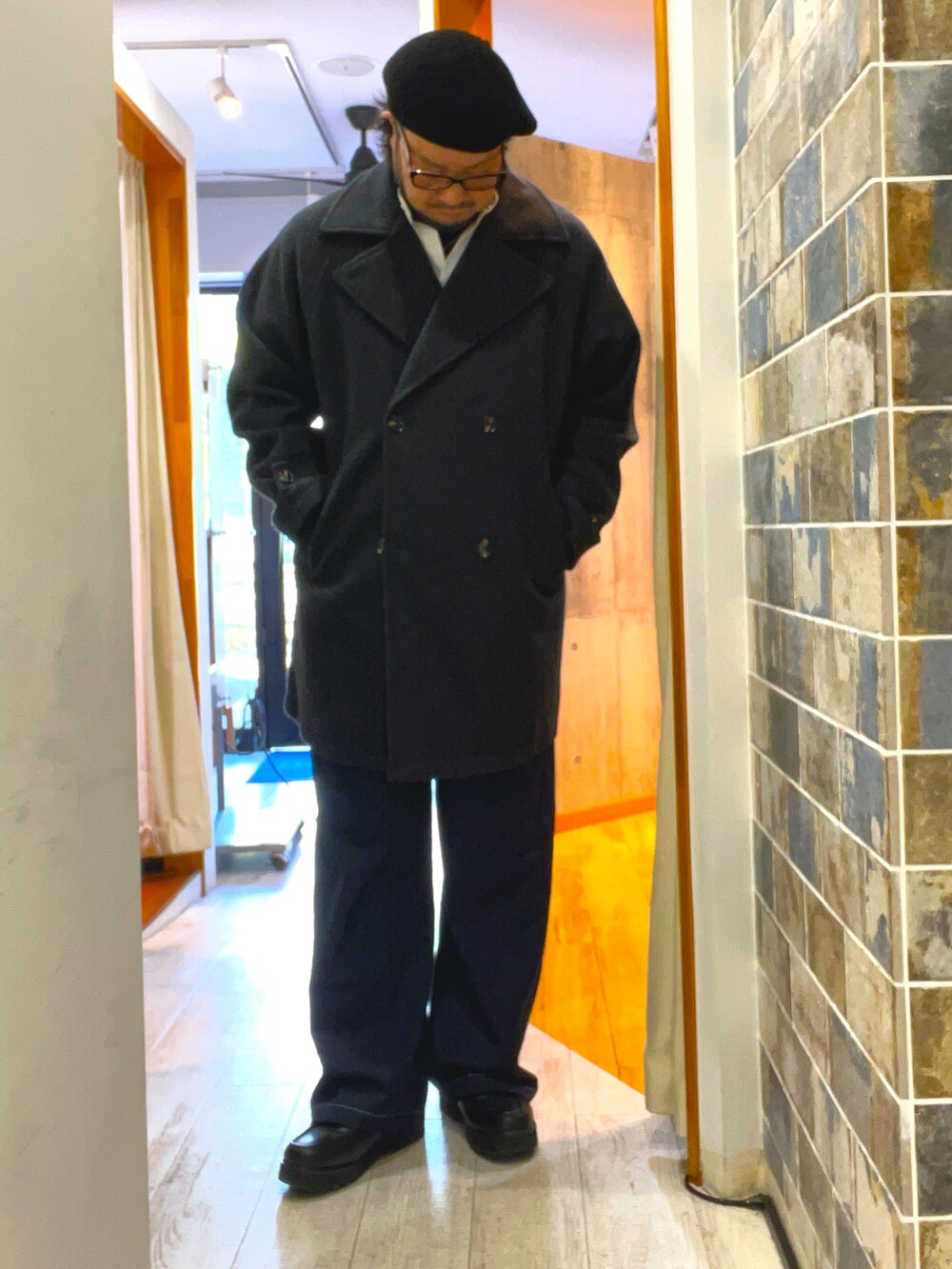 「冬コーデ、ホワイトコーデ、クリスマスに着たい服、マイベストコーデ2024、冬アウター、シンプルコーデ、ロンT、ワイドパンツ、きれいめカジュアル、キレイめ、大人カジュアル、オトナカジュアル、ベレー帽×メガネ、ベレー帽、白シャツ」｜「WETTEMPTのSTITCH EASY SLACKS /ステッチイージースラックス（スラックス、グレー系）」を使った、ミナト／ちょいデブでも細く見えるコーデさん（メンズ・171cm）の冬コーディネートの2枚目の写真