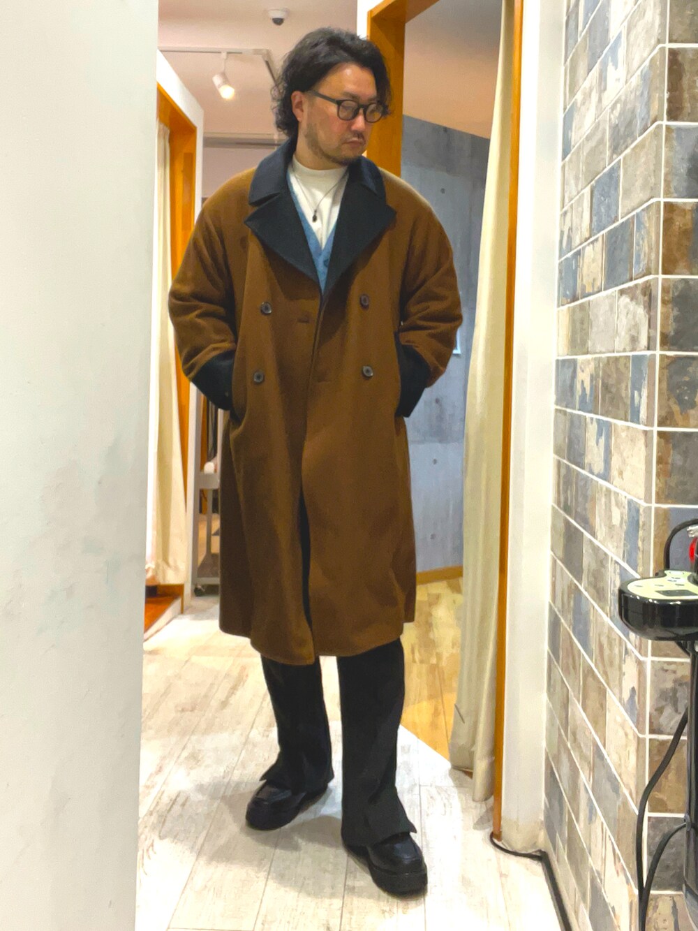 「冬コーデ、クリスマスに着たい服、マイベストコーデ2024、お出かけコーデ、オトナカジュアル、冬服、カジュアルコーデ、フレアパンツ、メガネ男子、トレンチコート、チェスターコート、カーディガン、きれいめカジュアル、大人カジュアル、きれいめコーディネート」｜「glabellaの超厚底 タンクソール チロリアンシューズ（ドレスシューズ、ブラック系）」を使った、ミナト／ちょいデブでも細く見えるコーデさん（メンズ・171cm）の冬コーディネートの2枚目の写真