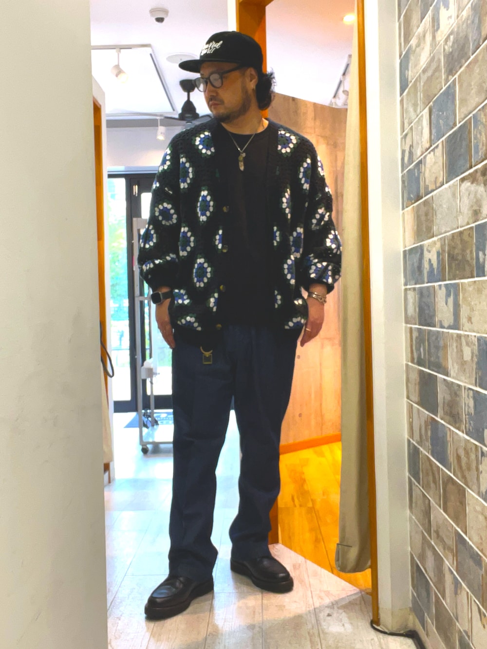 「やっぱり帽子が好き、柄シャツ、レイヤードスタイル、初夏コーデ、春夏コーデ、革靴、バリー、キャツプ、メガネ男子、アメカジ、きれいめカジュアル、大人カジュアル、大人アメカジ、デニムパンツ、ビックマック」｜「BALLYのGYLES（ローファー、ブラック系）」を使った、ミナト／ちょいデブでも細く見えるコーデさん（メンズ・171cm）の春コーディネートの2枚目の写真