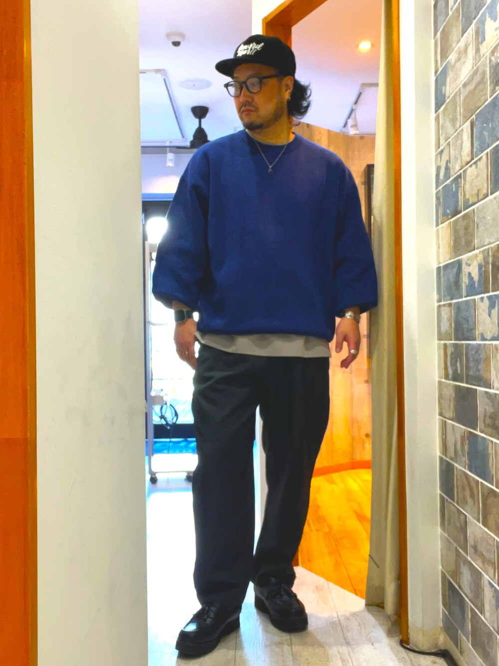 「キルティング、冬コーデ、マイベストコーデ2024、シンプルスタイル、休日コーデ、キレイめ、ビッグシルエット、キャップ、アメカジ、スラックス、きれいめカジュアル、大人カジュアル、大人コーデ、タッセルローファー、レザー」｜「coenのメランジクルーネックニット（ニット/セーター、ブルー系）」を使った、ミナト／ちょいデブでも細く見えるコーデさん（メンズ・171cm）の冬コーディネートの5枚目の写真