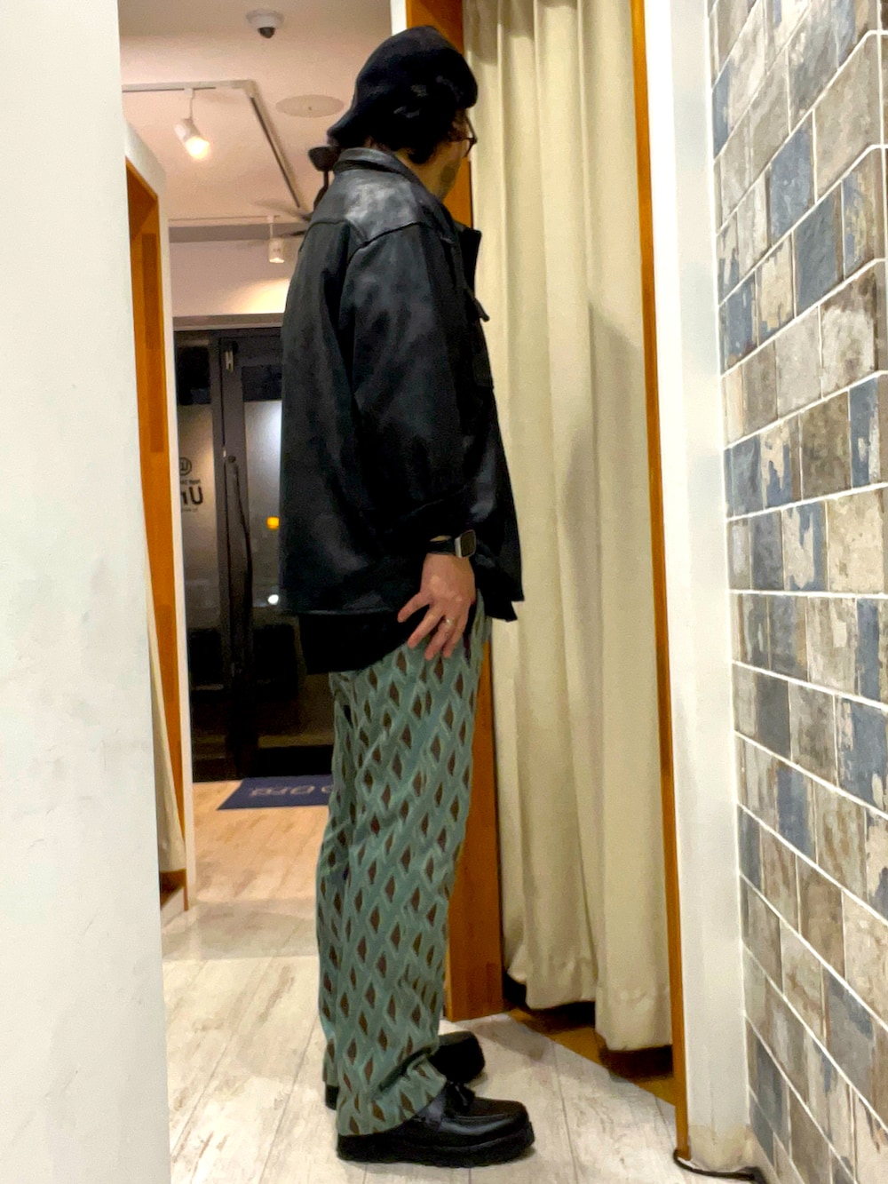 「レザー、オトナカジュアル、休日コーデ、キレイめ、ジャケット、40代ファッション、ガラパン、柄パンツ、NEEDLES、きれいめカジュアル、きれいめ、レイヤードスタイル、ベレー帽×メガネ、ベレー帽、タッセルローファー」｜「NeedlesのSide Tab Trouser - Argyle Jq.（パンツ、その他）」を使った、ミナト／ちょいデブでも細く見えるコーデさん（メンズ・171cm）の秋コーディネートの2枚目の写真