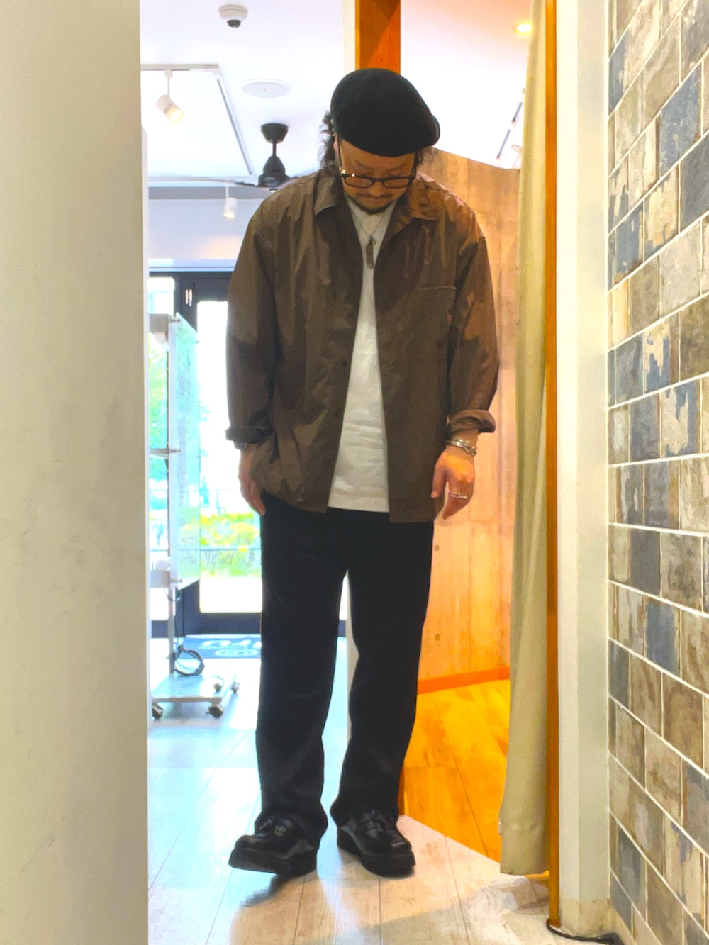 「柄シャツ、レイヤードスタイル、白Tシャツ、シンプルスタイル、ジャージ、シャツ好き集まれ、40代ファッション、大人カジュアルコーデ、メガネ男子、ベレー帽、ベレー帽×メガネ、大人カジュアル、オトナカジュアル、アメカジ、大人アメカジ」｜「スワングアムのアイテム（スウェットパンツ、ブラック系）」を使った、ミナト／ちょいデブでも細く見えるコーデさん（メンズ・171cm）の夏コーディネートの3枚目の写真