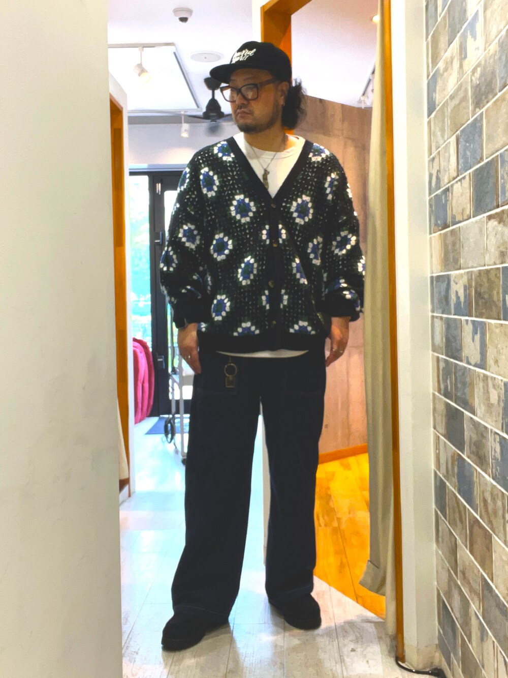 「やっぱり帽子が好き、柄シャツ、サングラス、レイヤードスタイル、ワイドパンツ、夏だ！Tシャツ着よう！、初夏コーデ、Tシャツ、休日コーデ、アメカジコーデ、大人カジュアル、メガネ男子、オトナカジュアル、大人コーデ、きれいめカジュアル」｜「WETTEMPTのDIAL MOCCASIN SHOES / ダイヤルモカシンシューズ（モカシン/デッキシューズ、ブラック系）」を使った、ミナト／ちょいデブでも細く見えるコーデさん（メンズ・171cm）の春コーディネートの3枚目の写真