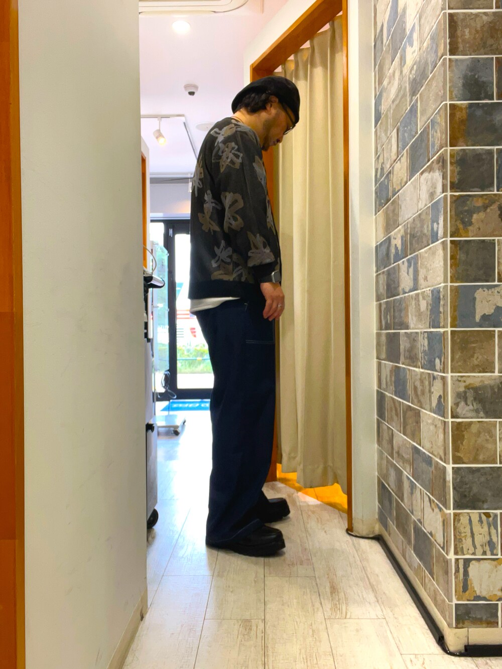 「秋コーデ、シンプルスタイル、秋服、カジュアルコーデ、ワイドパンツ、キレイめカジュアル、きれいめカジュアル、キレイめ、大人カジュアル、大人コーデ、ベレー帽×メガネ、ベレー帽、ワイドスラックス、カーディガン、柄カーディガン」｜「DedesのDedes / ハイソールタッセルローファー(6313)（ローファー、ブラック系）」を使った、ミナト／ちょいデブでも細く見えるコーデさん（メンズ・171cm）の秋コーディネートの2枚目の写真