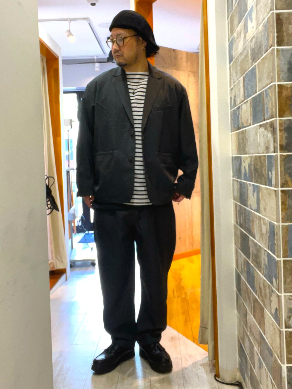 「最近のいい感じコーデ、オトナカジュアル、メンズコーデ、大人カジュアル、モノトーンコーデ、シンプル、いいね、save、フォローお願いします🤑、メガネ男子、秋コーデ、メンズファッション、ワイドスラックス、セットアップ、ベレー帽×メガネ、ベレー帽、きれいめカジュアル」｜「DedesのDedes / ハイソールタッセルローファー(6313)（ローファー、ブラック系）」を使った、ミナト／ちょいデブでも細く見えるコーデさん（メンズ・171cm）の秋コーディネートの2枚目の写真