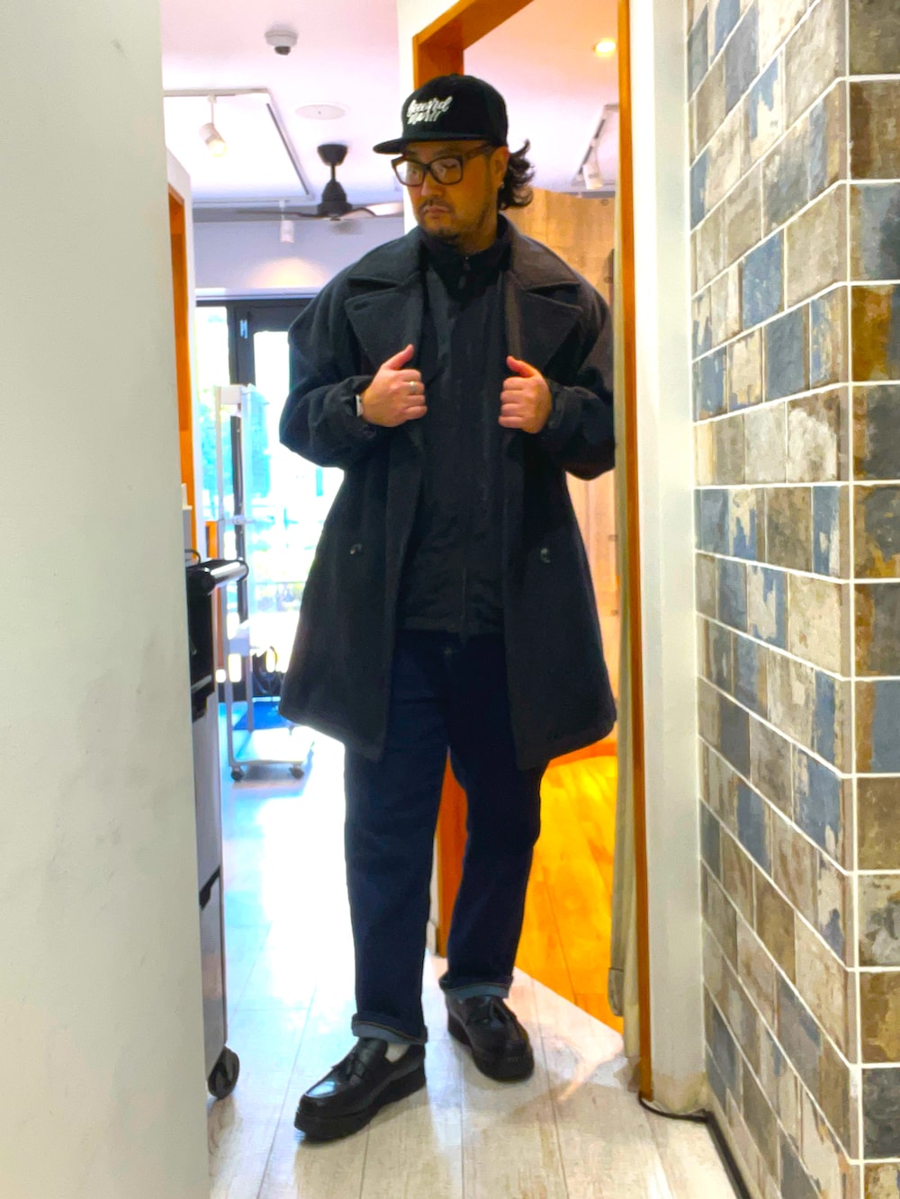 「最近のいい感じコーデ、冬アウター、秋冬コーデ、休日スタイル、サングラス、ニット、きれいめカジュアル、オトナカジュアル、大人カジュアル、キャップ、カシラ、GUCCI、アダワットゥントゥアレグ、タッセルローファー、ワークパンツ」｜「DedesのDedes / ハイソールタッセルローファー(6313)（ローファー、ブラック系）」を使った、ミナト／ちょいデブでも細く見えるコーデさん（メンズ・171cm）の冬コーディネートの3枚目の写真