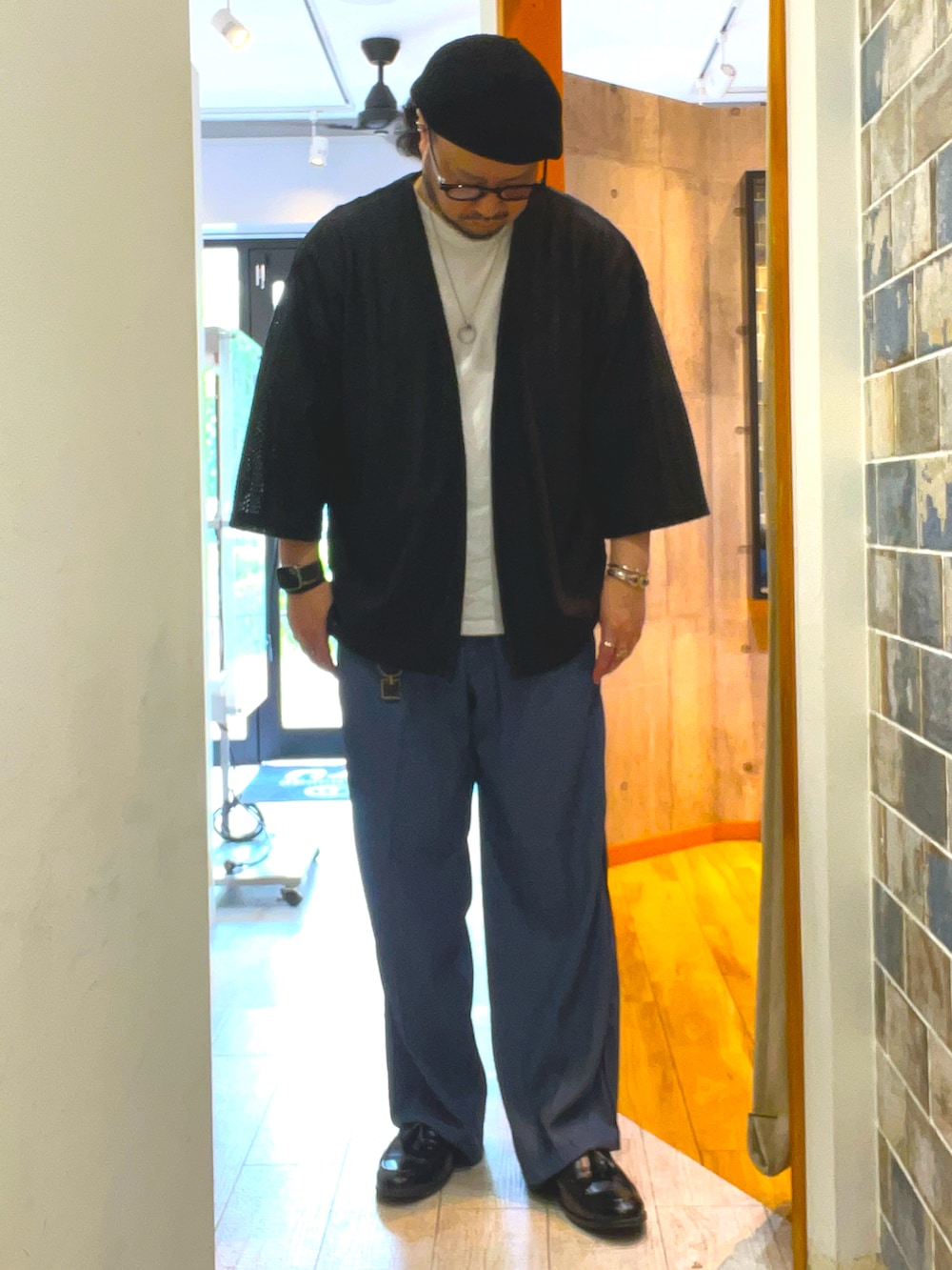 「やっぱり帽子が好き、レイヤードスタイル、ワイドパンツ、白Tシャツ、大人カジュアル、夏服、きれいめカジュアル、爽やかコーデ、メガネ男子、キレイめカジュアル、ベレー帽、ベレー帽×メガネ、大人コーデ、タッセルローファー、カーディガン」｜「UNITED ARROWSの＜UNITED ARROWS＞ ESP レザー タッセル ローファー 1（ローファー、ブラック系）」を使った、ミナト／ちょいデブでも細く見えるコーデさん（メンズ・171cm）の春コーディネートの3枚目の写真