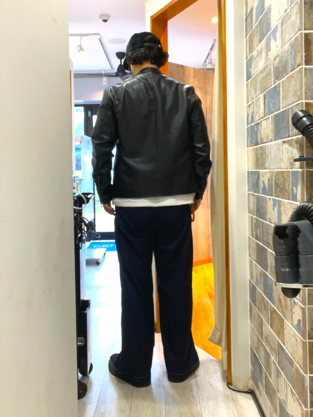 「レザー、大人コーデ、シンプルスタイル、ストリートコーデ、秋服、冬服、古着MIX、休日コーデ、キレイめ、ライダース、ワイドパンツ、アメカジ、キャップ、オトナカジュアル、レザージャケット」｜「CONVERSEのアイテム（スニーカー、ブラック系）」を使った、ミナト／ちょいデブでも細く見えるコーデさん（メンズ・171cm）の秋コーディネートの4枚目の写真