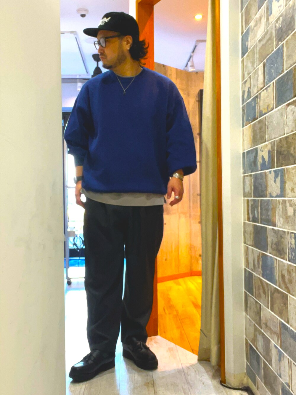 「キルティング、冬コーデ、マイベストコーデ2024、シンプルスタイル、休日コーデ、キレイめ、ビッグシルエット、キャップ、アメカジ、スラックス、きれいめカジュアル、大人カジュアル、大人コーデ、タッセルローファー、レザー」｜「coenのメランジクルーネックニット（ニット/セーター、ブルー系）」を使った、ミナト／ちょいデブでも細く見えるコーデさん（メンズ・171cm）の冬コーディネートの4枚目の写真